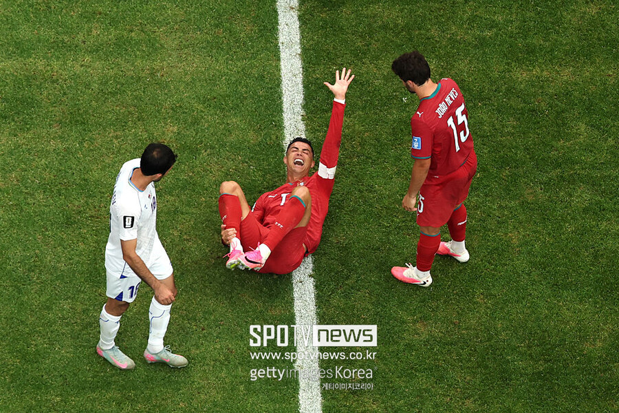 ▲ 우즈베키스탄전 5-0 대승에 2골을 넣으며 크게 기여한 호날두는 TV 카메라 렌즈를 응시하며 포르투갈의 골칫거리라고 했던 사람들에게 단호한 메시지를 외쳤다.