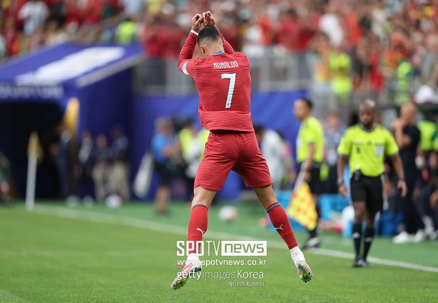 ▲ 우즈베키스탄전 5-0 대승에 2골을 넣으며 크게 기여한 호날두는 TV 카메라 렌즈를 응시하며 포르투갈의 골칫거리라고 했던 사람들에게 단호한 메시지를 외쳤다.