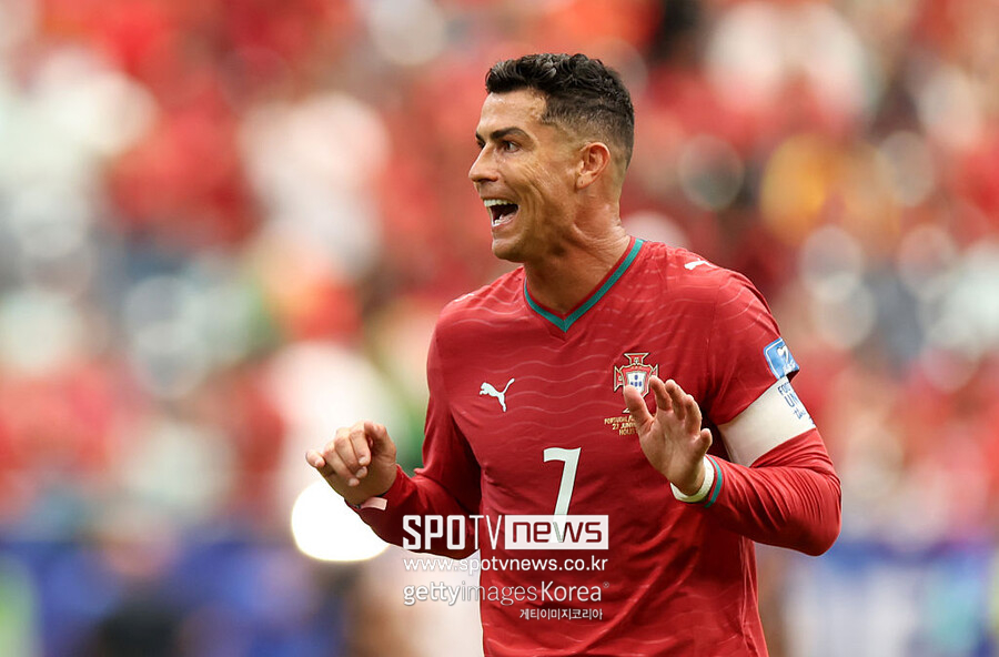 ▲ 우즈베키스탄전 5-0 대승에 2골을 넣으며 크게 기여한 호날두는 TV 카메라 렌즈를 응시하며 포르투갈의 골칫거리라고 했던 사람들에게 단호한 메시지를 외쳤다.