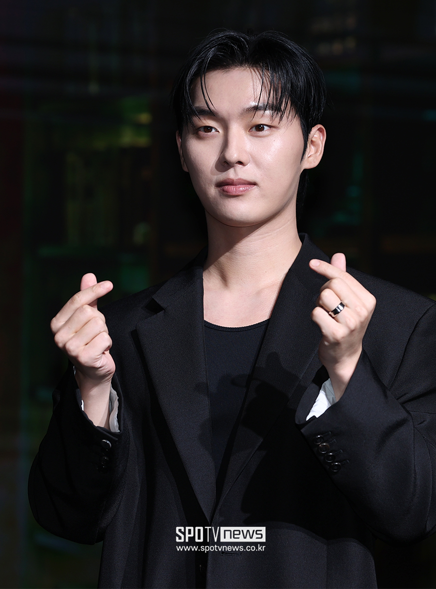 [포토S] 최현욱, '하트 받으세요'