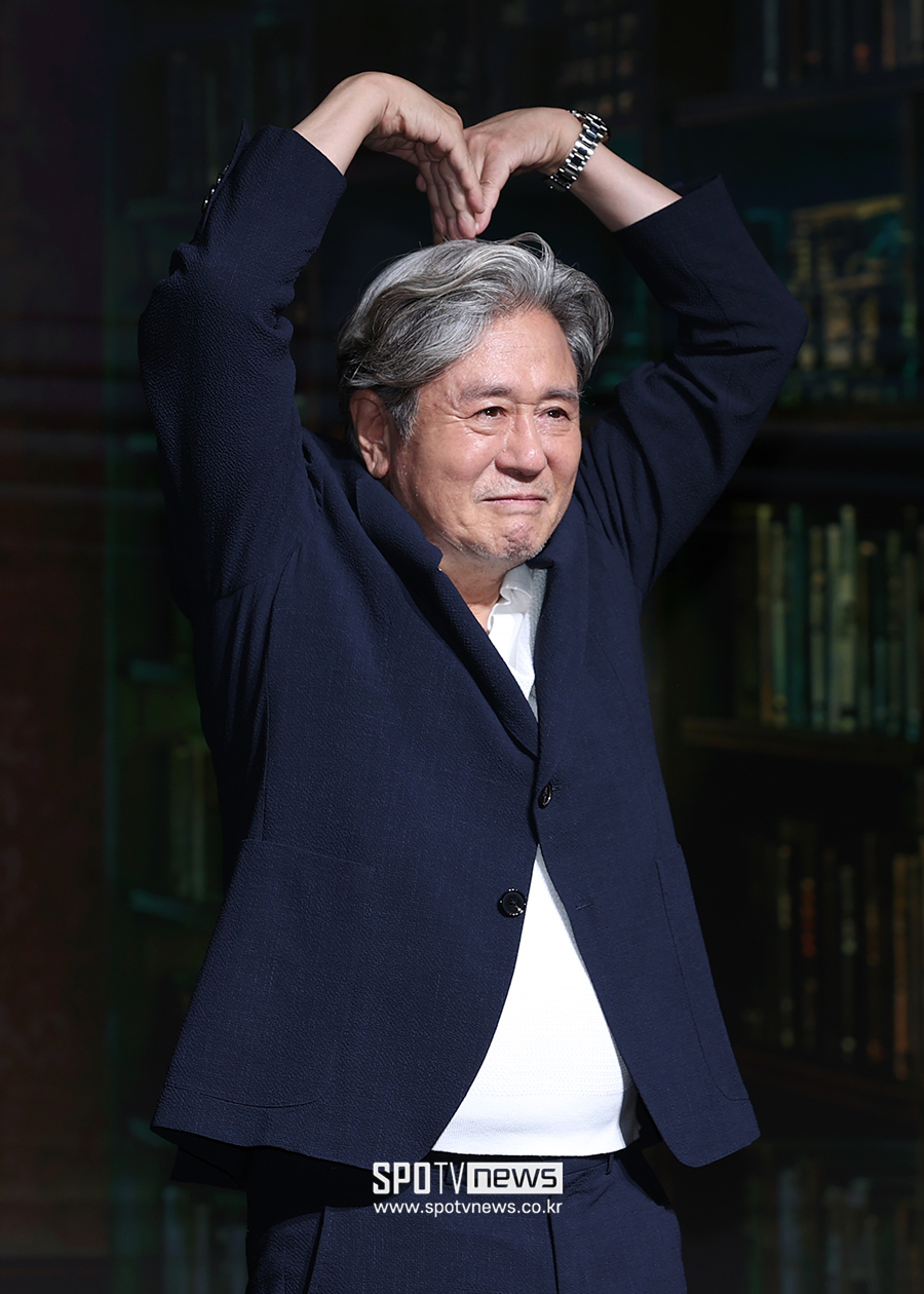 [포토S] 최민식, '대형 하트'