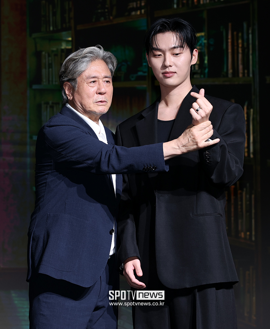 [포토S] 최현욱 하트 포즈 지도하는 최민식