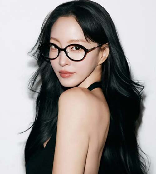 '옷 입은 거 맞아?' 한예슬, 등 뻥 뚫린 파격 뒤태…독보적 섹시미