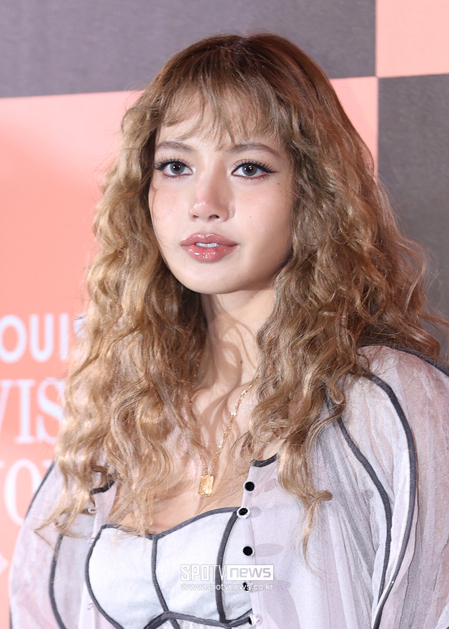 블랙핑크 리사, 佛 재벌 남친과 결별 징후…"연애 질문 자제 요청"