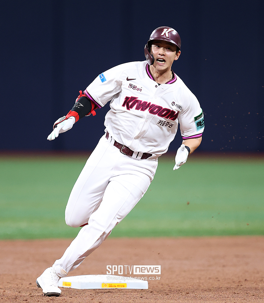 [포토S] 김웅빈, '3루까지 간다!'