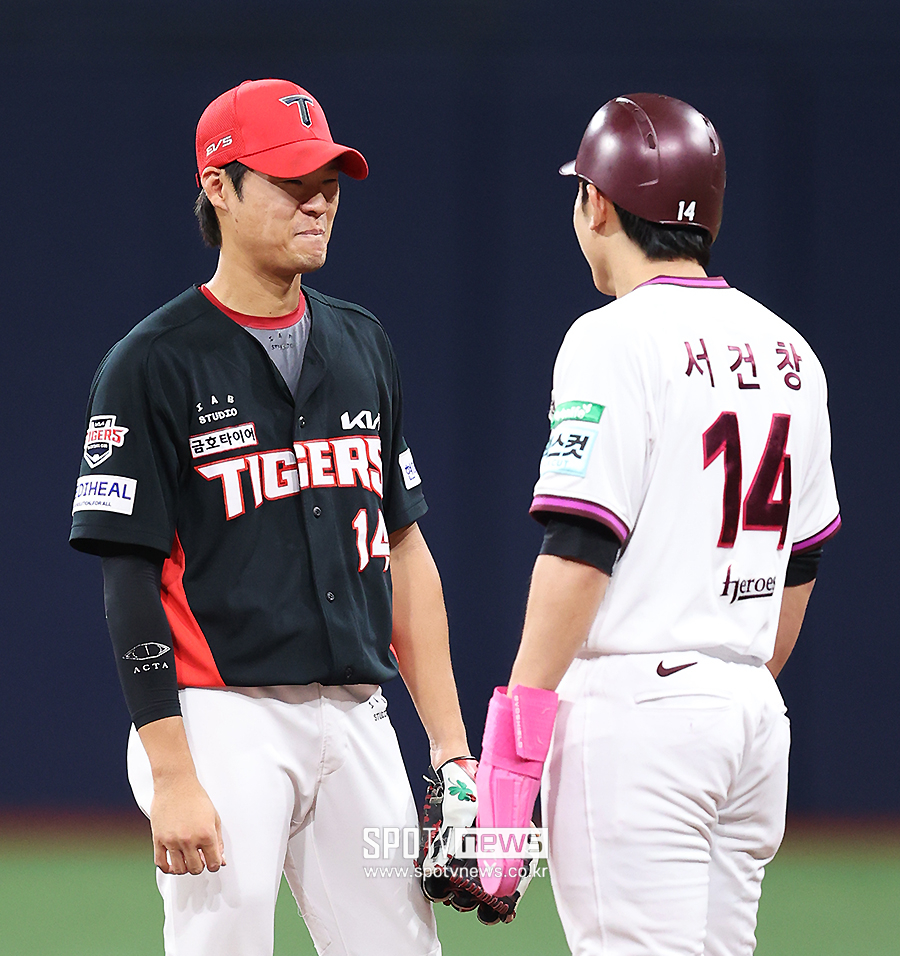 [포토S] 서건창, '김규성과 무슨 이야기를?'