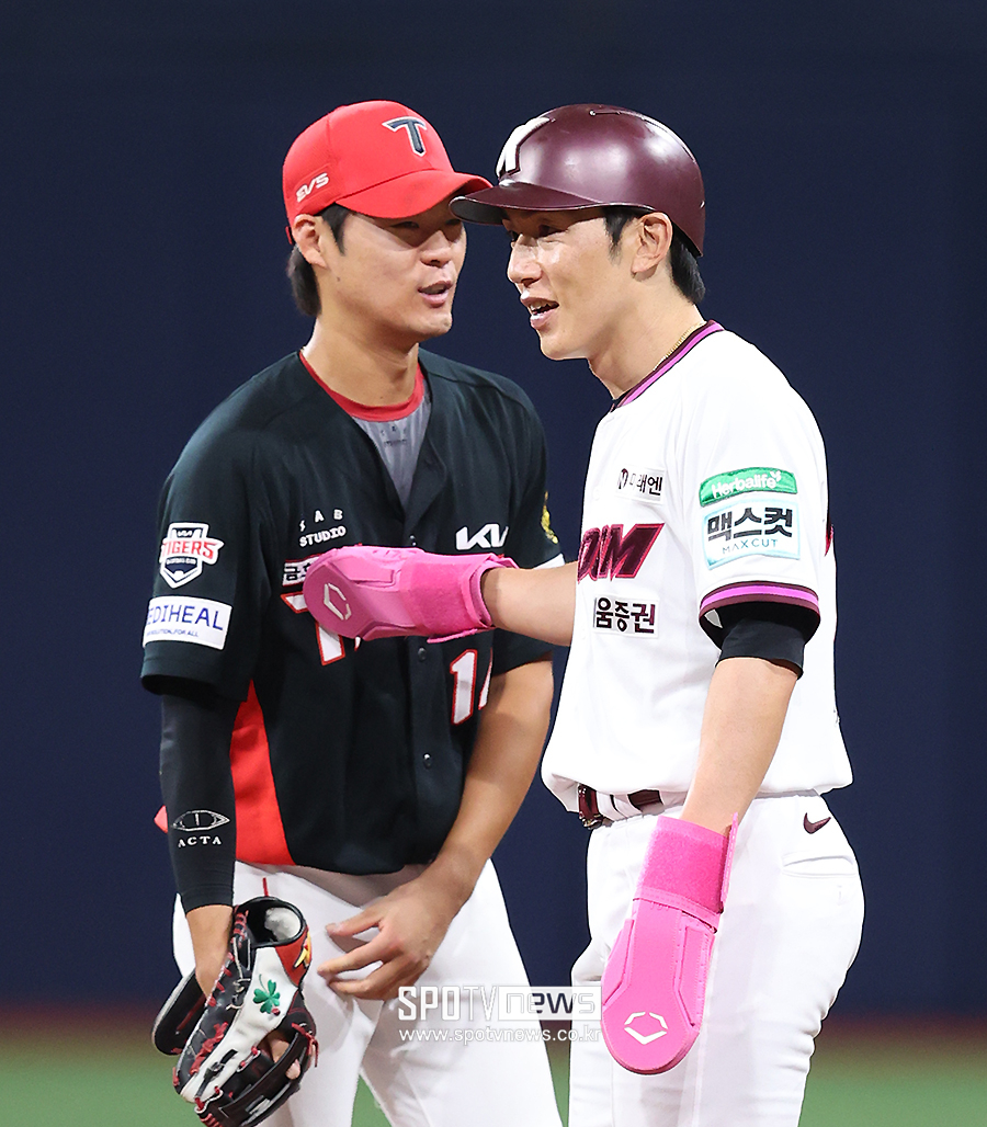 [포토S] 서건창, '김규성을 툭'