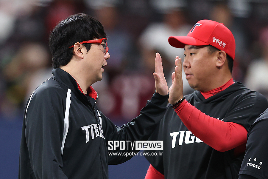 [포토S] 양현종과 하이파이브 하는 이범호 감독