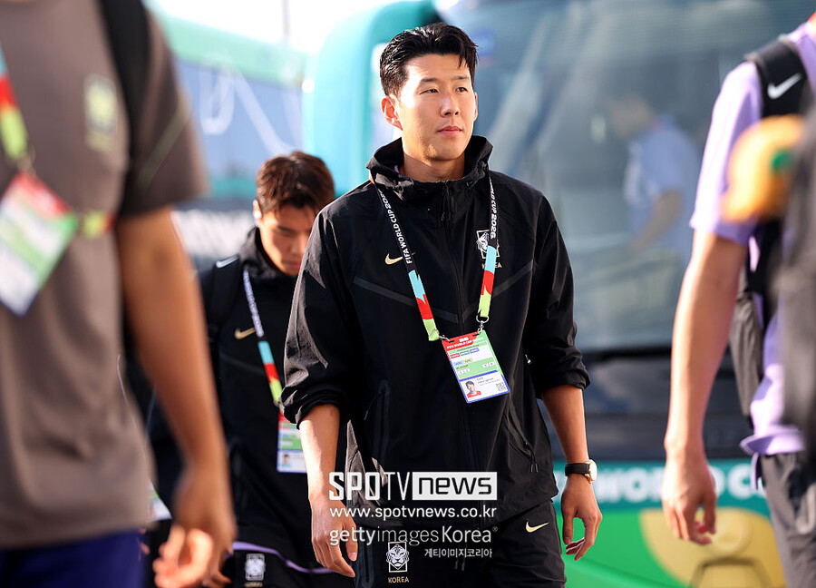 ▲ 홍명보 감독은 남아공전을 앞두고 최대 3개 포지션 변화를 예고했다. 남아공전을 앞둔 선발 라인업에서 오현규가 톱을 맡고, 그 뒤를 이강인과 황희찬이 뛰며 화력을 지원한다. 손흥민이 벤치로 내려가는 파격 결단이다.