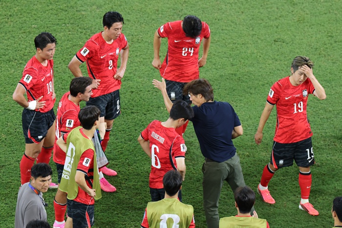 ▲ 최상의 조편성이라는 기대감 속에 원정 월드컵 최고 성적까지 기대했던 대표팀은 1승 2패로 조별리그를 마쳤다. 기대이하의 결과물을 받은 한국은 조 3위로 마쳐 32강 진출 가능성만 남겼다.  ⓒ연합뉴스