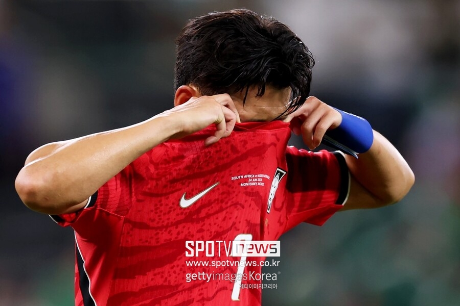 ▲ 남아공을 상대로 0-1로 패배한 뒤 허탈해 하고 있는 손흥민