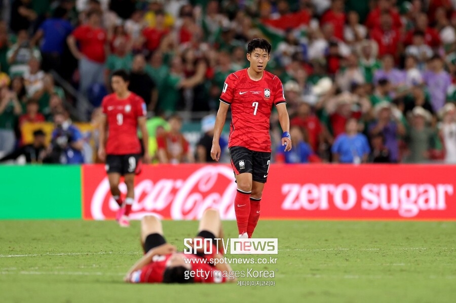 ▲ 남아공을 상대로 0-1로 패배한 뒤 허탈해 하고 있는 손흥민과 한국 축구 대표팀