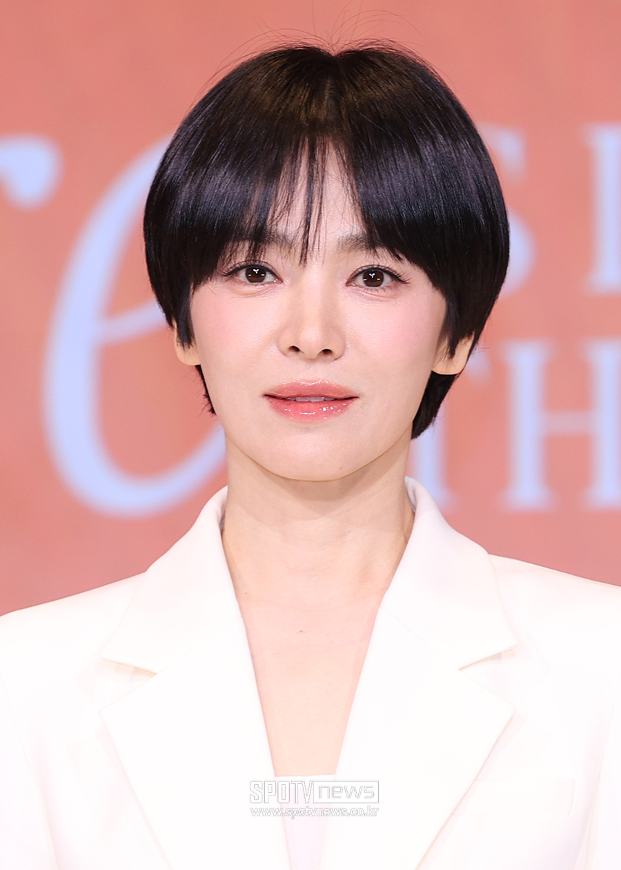 송혜교, 20여년 함께한 매니저와 결별 "UAA 떠나 각자의 미래 응원"[공식]