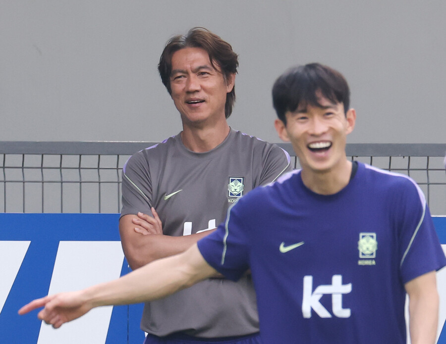 '몬테레이 참사' 하루 만에 웃음꽃?...홍명보 감독 화기애애, 다른 조에 운명 맡기고 미소 만개