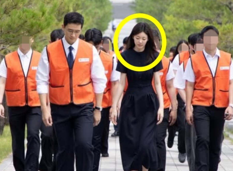 '호반家 며느리' 김민형 前아나, 부부동반 현충원 봉사…올블랙 패션 '포착'