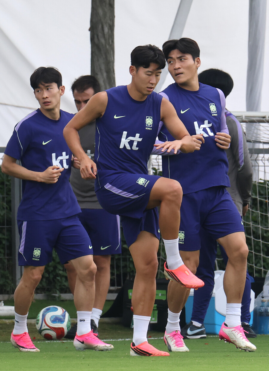 ▲ 축구대표팀이 타의에 의해 북중미 월드컵 32강 진출 여부를 기다리며 훈련 중이다. 이강인, 손흥민 등이 구슬땀을 흘렸다. ⓒ연합뉴스