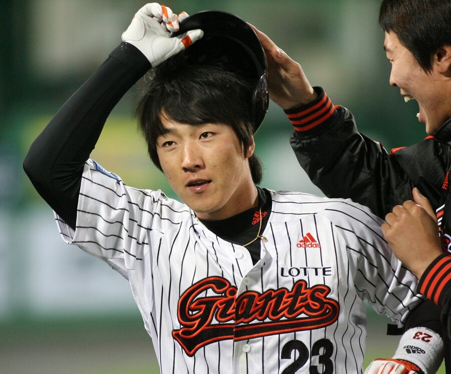▲ 정훈은 2010년 4월 27일 사직 넥센전에서 데뷔 첫 홈런을 기록했다. 2006년 현대 유니콘스에 육성선수로 입단했던 정훈은 1군 데뷔도 못한 채 선수 경력을 포기하고 양덕초등학교 코치로 일하다 프로에 재도전했다. 이 홈런은 프로야구선수 정훈이 거둔 첫 번째 성과였다. ⓒ 롯데 자이언츠