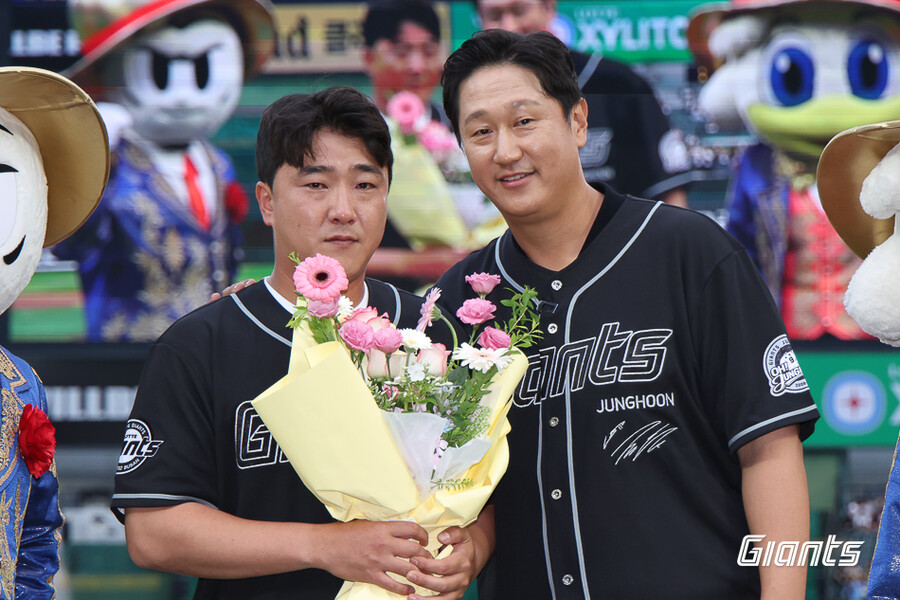 ▲ 롯데 자이언츠가 26일 사직 LG전에 앞서 정훈의 은퇴식을 마련했다. ⓒ 롯데 자이언츠