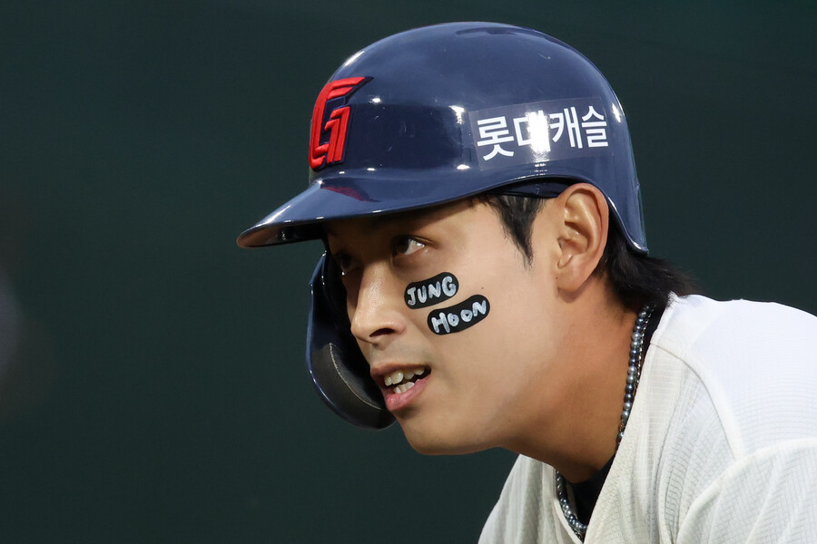 "어떻게 리스펙트 보낼 수 있을까" 마황이 제안하고 직접 썼다…롯데, 정훈 위해 이렇게 하나가 됐다