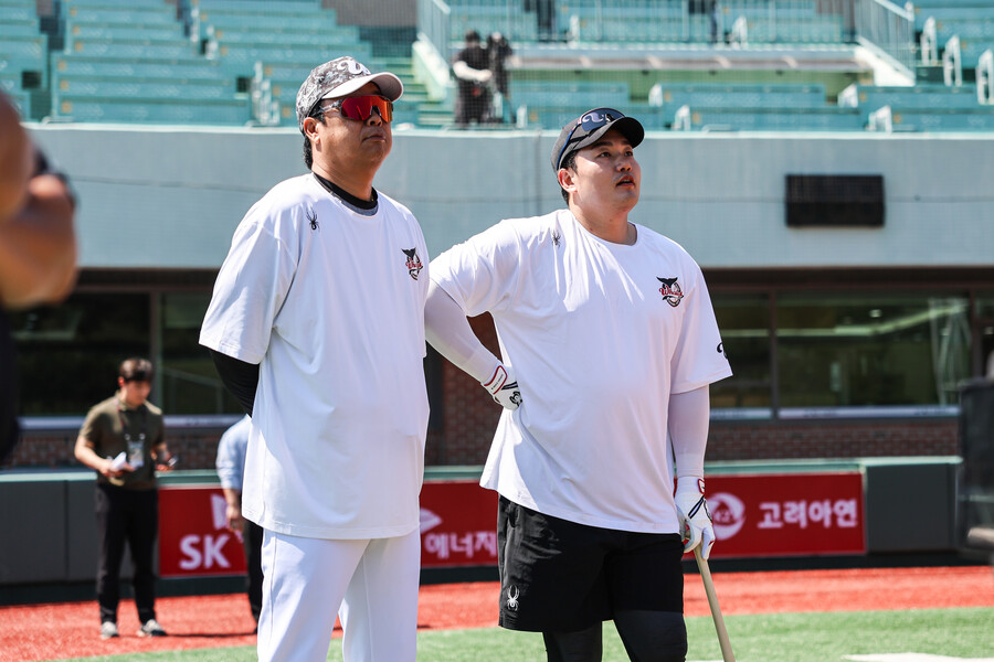 ▲ 장원진 감독과 최지만. ⓒ 울산 웨일즈