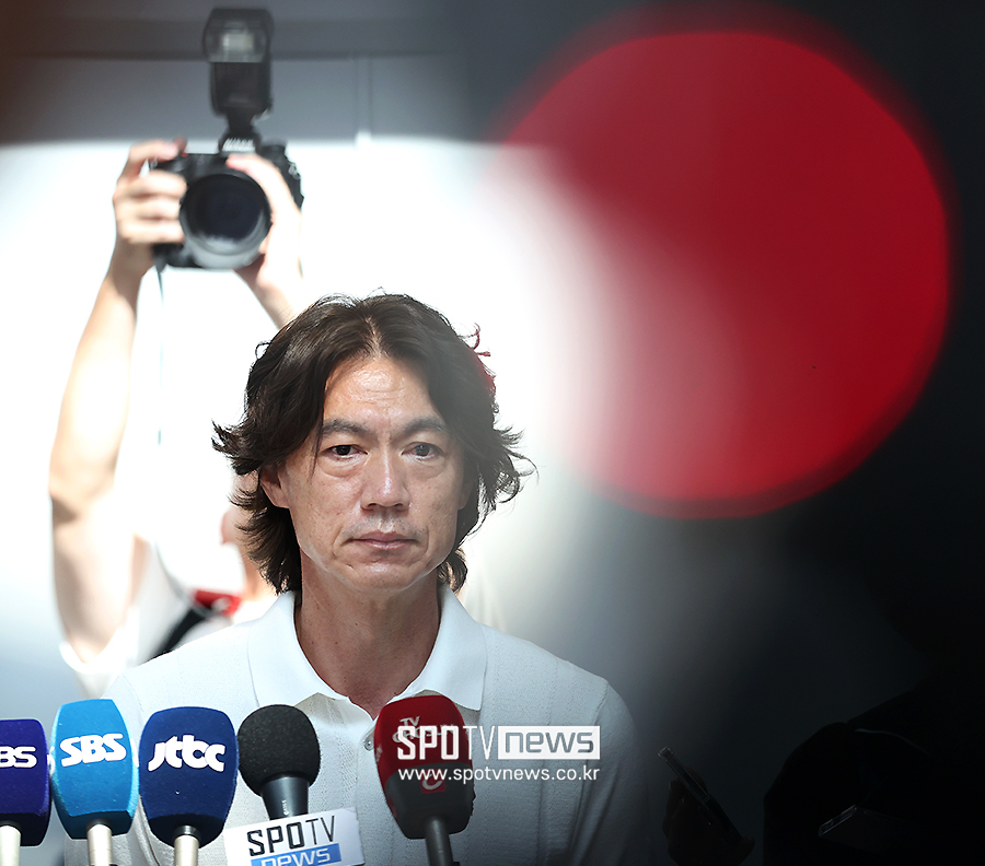 아무도 대한민국을 도와주지 않아, 홍명보 감독 웃는 소식 들린다…'이겨도 탈락' 우즈벡 감독 "콩고 이길 수 있는 상대"