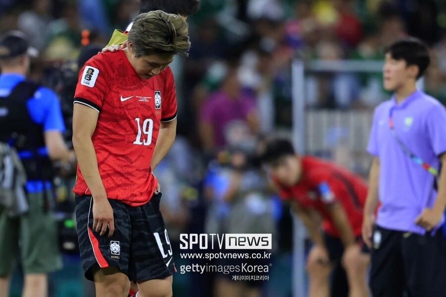 ▲ 안정환은 지난 25일 0-1로 충격패한 남아공전에 대해 "역대 월드컵에서 이렇게 답답한 경기가 있었나 싶다. 이번 대회 최악의 경기였다. 아무것도 하지 못한 참담한 내용이었다"며 "선수들에게 투지도 보이지 않았고 제대로 뛰지도 않았다. 전술도 전혀 없었다"고 지적했다. 비판 화살은 2002 한일 월드컵 영광을 함께 일군 '선배' 홍명보 감독에게도 향했다.