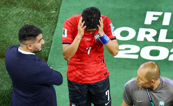 ▲ 일본 '데일리스포츠'는 "2014 브라질 대회에 이어 또다시 월드컵 조별리그에서 고개를 떨군 홍명보 감독은 현지시간으로 28일 오전 9시 30분 멕시코 사포판의 대표팀 훈련장에서 기자회견을 열 예정인 것으로 전해졌다. 홍 감독 계약 기간은 내년 1월 아시안컵까지이나 일부 한국 매체는 '이번 기자회견에서 자신의 향후 거취와 관련한 입장을 밝힐 것으로 보인다" 전망하고 있다"고 덧붙였다. ⓒ 일본 '데일리스포츠'