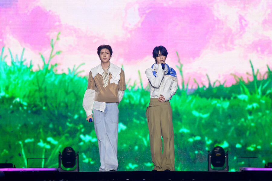▲ 그룹 투어스 영재, 한진. 제공|플레디스엔터테인먼트