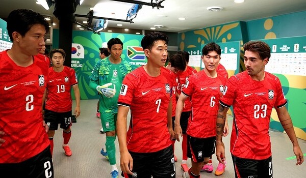 "오만함이 한국을 무너뜨렸다" 中 매체 뼈아픈 일침…일본도 주목한 월드컵 조별리그 결산→"아시아 전체가 동반 성장해야"