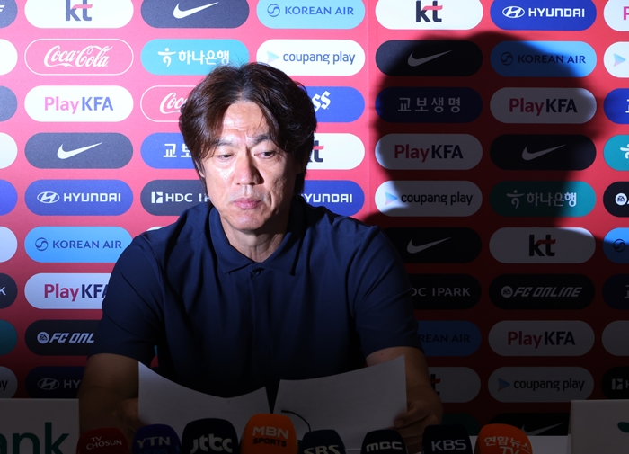 ▲ 2026 북중미 월드컵에서 32강 진출에 실패한 한국축구국가대표팀의 홍명보 감독이 28일(현지시간) 멕시코 사포판 치바스 바예 베르데에서 기자회견을 하며 사퇴 의사를 밝히고 있다. ⓒ연합뉴스