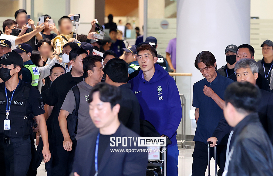 [포토S] 축구 팬들의 항의에 고개 떨군 홍명보 감독