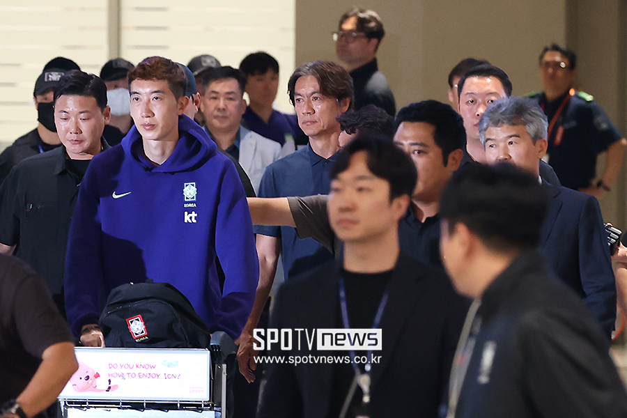 [포토S] 굳은 표정의 홍명보 감독