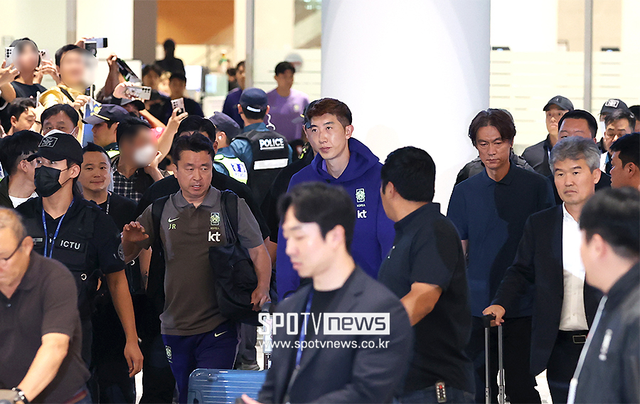 [포토S] 축구 팬들 앞에서 고개 숙인 홍명보 전 감독