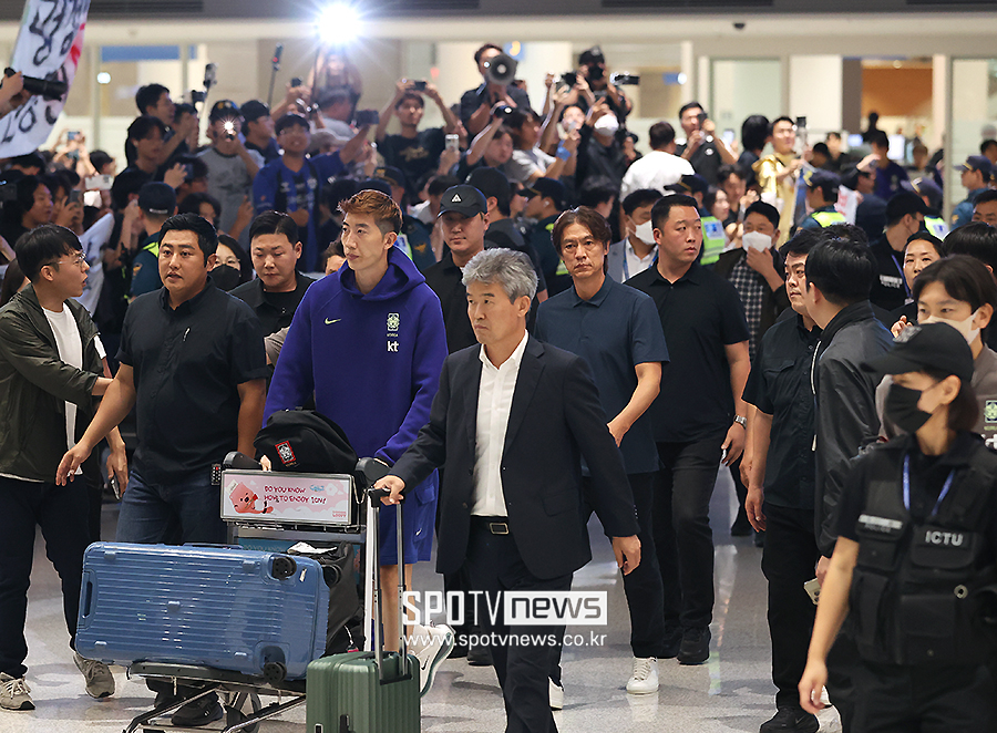 [포토S] 홍명보 전 감독, '환영 대신 야유'