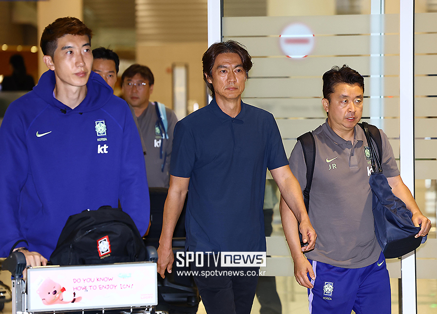 [포토S] 굳은 표정으로 귀국하는 홍명보 감독