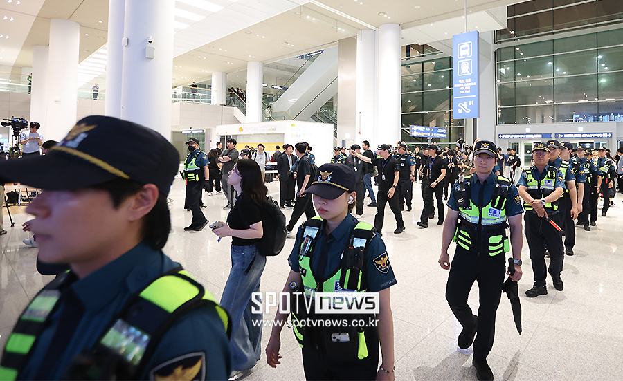 [포토S] 홍명보 전 감독 귀국에 배치된 기동대 인력