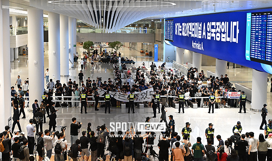 [포토S] 홍명보호, 야유 속 귀국