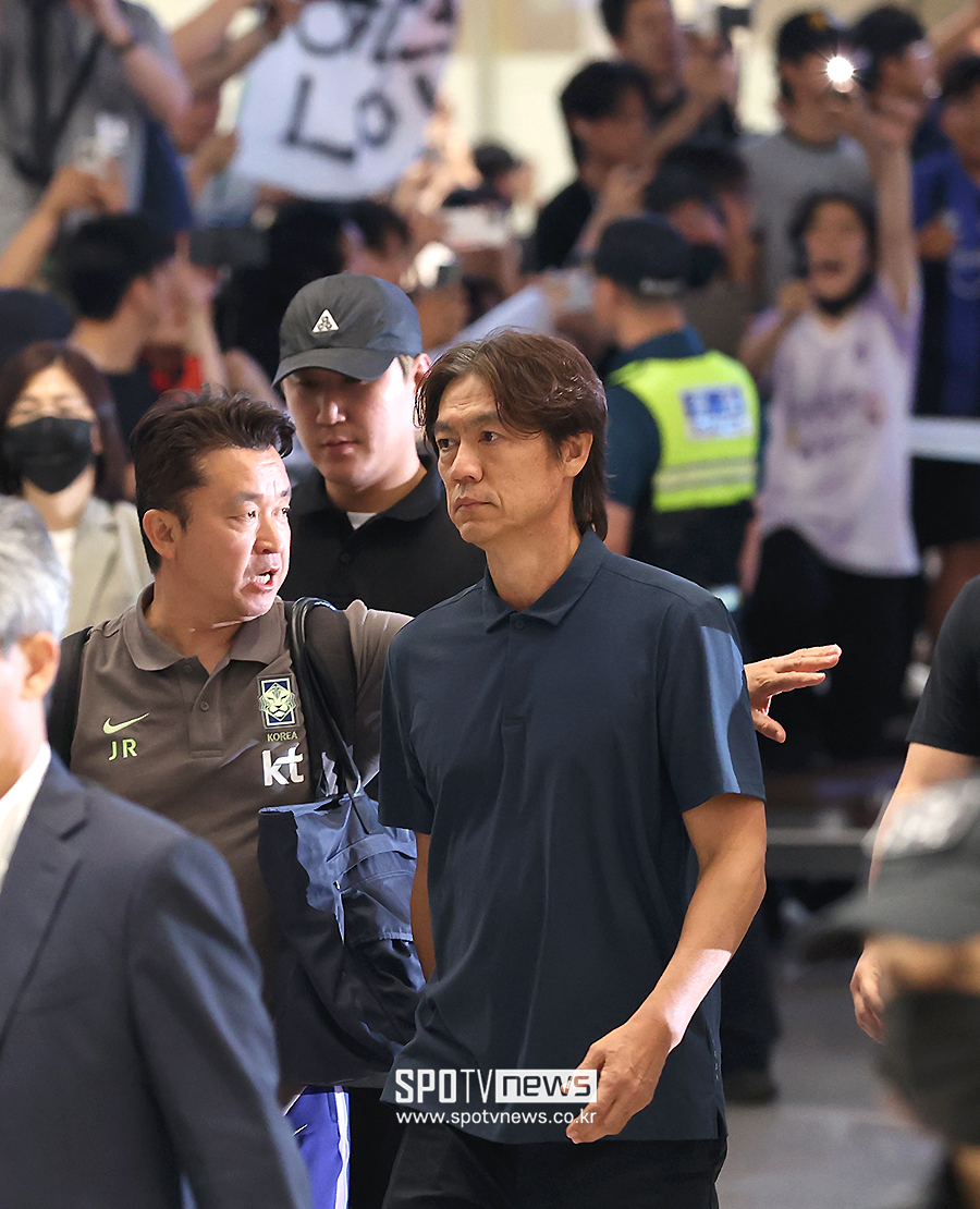 [포토S] 야유 받으며 귀국하는 홍명보 감독