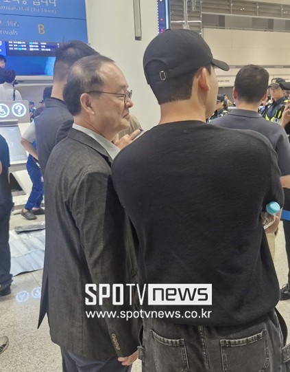 [SPO 현장] "대한축구협회장 출마 안 할거죠?" 공항 찾은 이용수 부회장 향한 축구 팬의 날선 질문..."그러면 큰일납니다" 경고까지