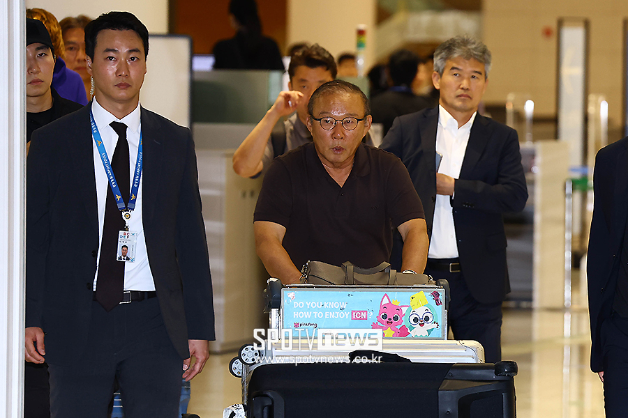 [포토S] 야유에 놀라는 박항서 단장