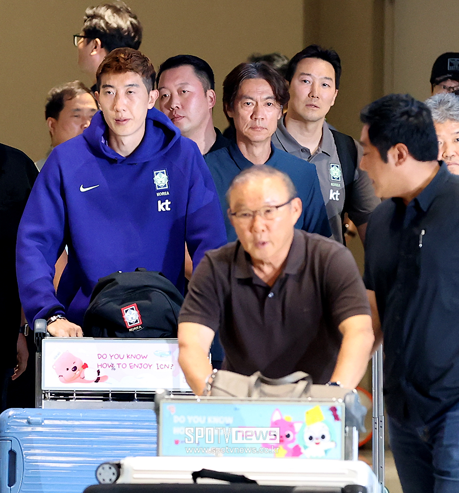'엿·계란 의식했나' 홍명보 전 감독, 박항서 단장-조현우에 에워싸여 귀국