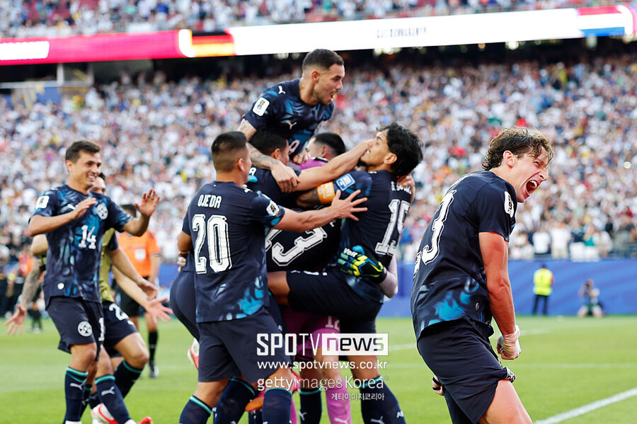 ▲ 미국 매사추세츠주 폭스버러의 ​​보스턴 스타디움에서 열린 2026 FIFA 월드컵 32강전 독일과 파라과이의 경기에서 승부차기 끝에 독일을 제압한 파라과이가 기뻐하고 있다.