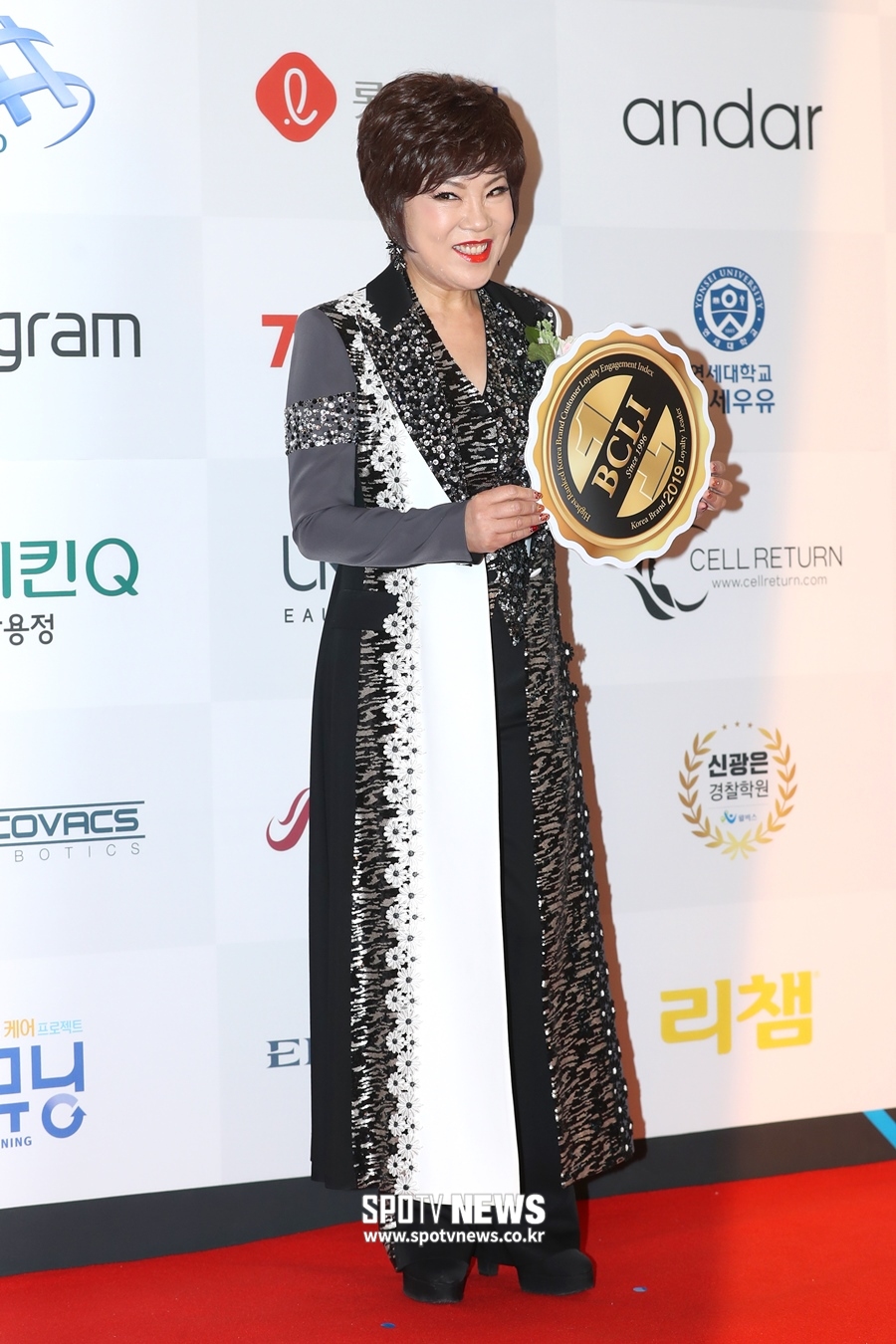 김연자 "위약금 탓 父 임종 연락도 못받아…열흘 뒤 들었다" 눈물 고백 ('아침마당')