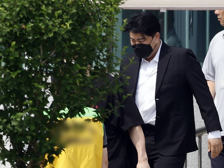 [속보]김호중, 가석방 현장 포착…단정한 헤어스타일 눈길