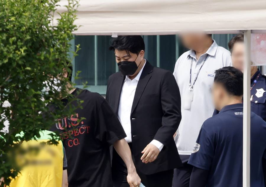 "기다렸다, 고생했다"…'음주뺑소니' 김호중, 팬들 응원 속 가석방 출소[종합]