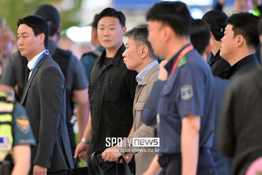 ▲ 2026 FIFA 북중미 월드컵 32강을 탈락한 대한민국 축구대표팀이 30일 새벽 인천국제공항을 통해 귀국했다. 정몽규 대한축구협회장이 입국장을 빠져나오고 있다.  ⓒ곽혜미 기자
