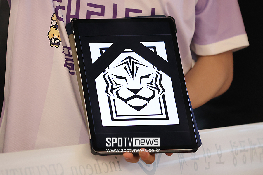 ▲ 2026 FIFA 북중미 월드컵 32강을 탈락한 대한민국 축구대표팀 홍명보 전 감독이 30일 새벽 인천국제공항을 통해 귀국했다. 축구 팬들이 항의를 하고 있다. ⓒ곽혜미 기자
