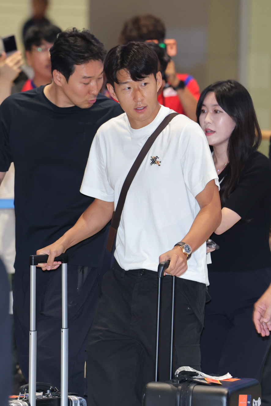 ▲ 2026 북중미 월드컵을 마친 한국 축구대표팀 손흥민이 1일 인천국제공항 제2여객터미널을 통해 귀국해 이동하고 있다.  ⓒ연합뉴스