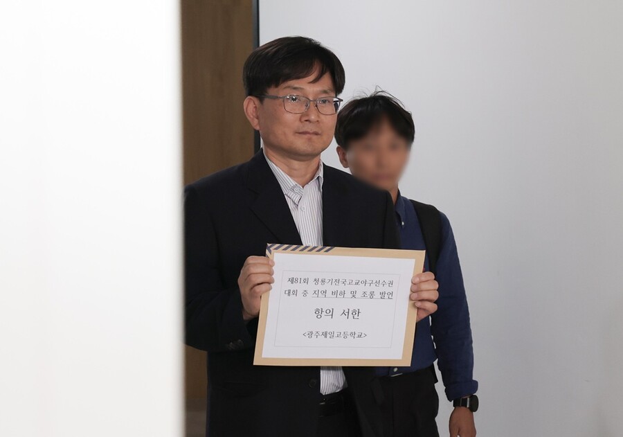 ▲ 이규연 광주제일고등학교 교장이 전국 고교야구대회 도중 발생한 상대팀 배재고등학교의 응원 구호 논란과 관련한 항의서한을 전달하기 위해 30일 서울 송파구 대한야구소프트볼협회를 방문하고 있다. ⓒ연합뉴스