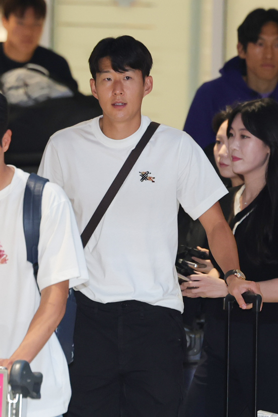 '손흥민은 홍명보와 달랐다' 귀국 직후 팬들 향한 미안함에 '꾸벅'...월드컵 실패에 대한 '아쉬움 가득'